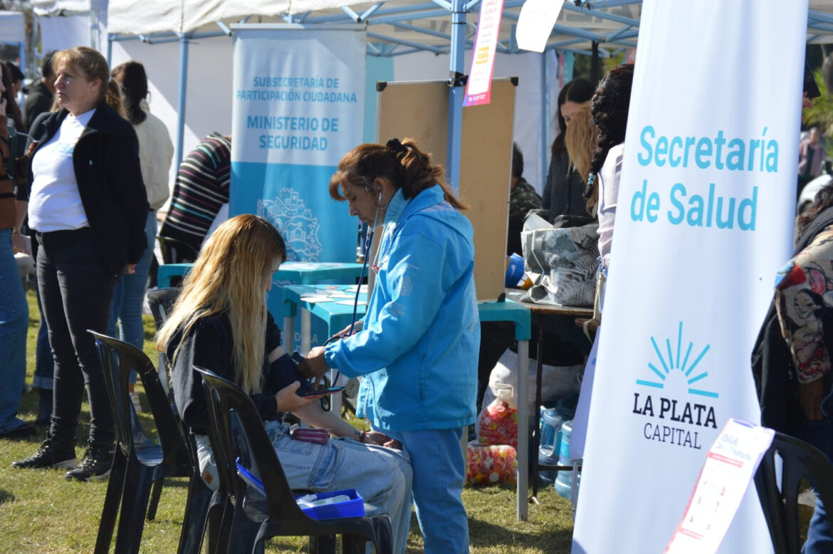 La Municipalidad pasó por Villa Elvira con gestión de trámites, salud y cultura para más de 2 mil vecinos