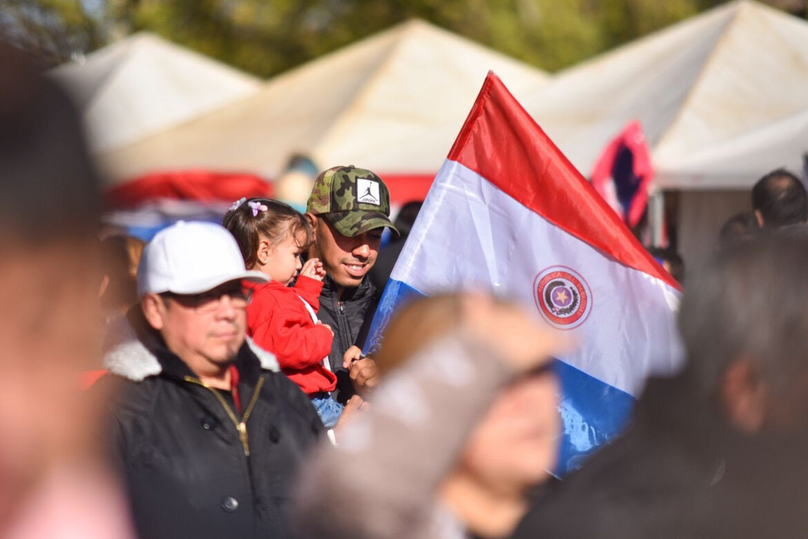 Cultura, sabores y tradiciones de Paraguay llenan Plaza Moreno en un día de celebración
