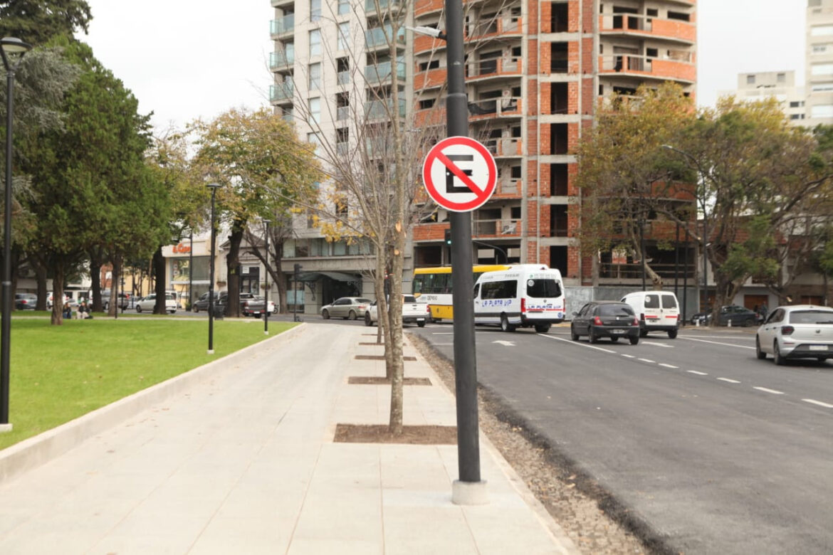 Se establece la prohibición de estacionar en el perímetro de Plaza Rocha