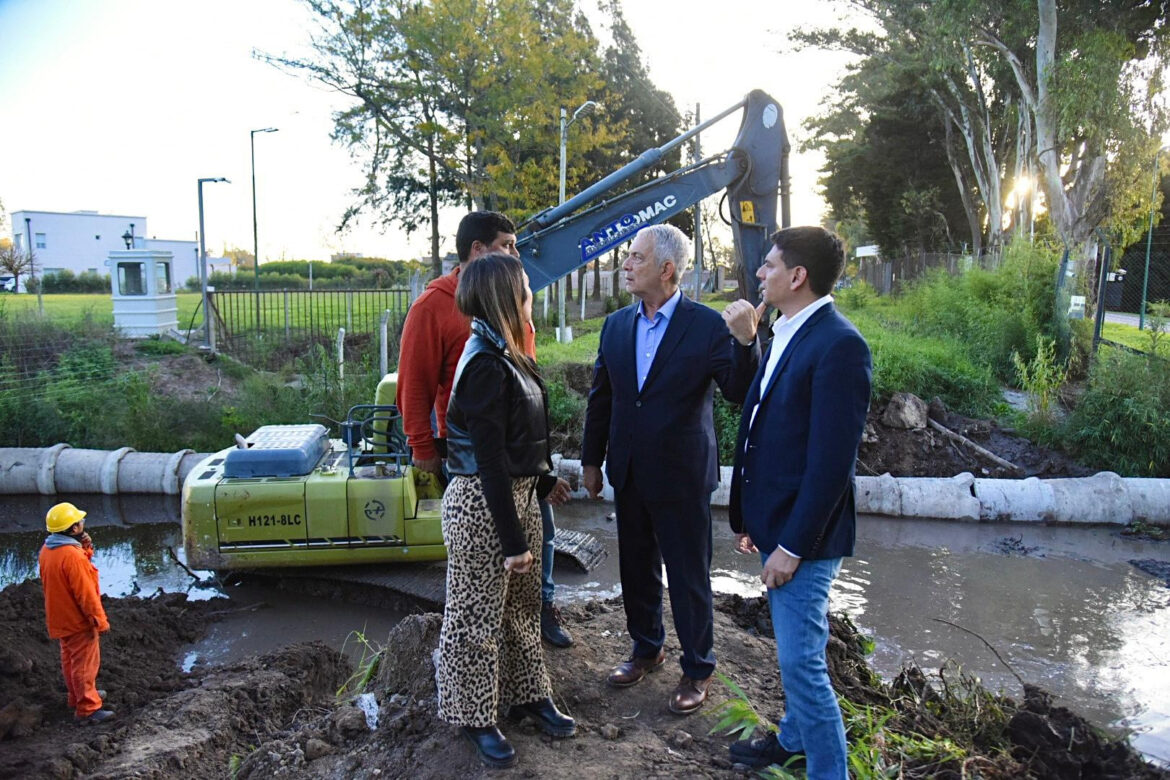 Alak puso en marcha la pavimentación de la calle 148 en Gorina y activó el plan de obras públicas para la localidad