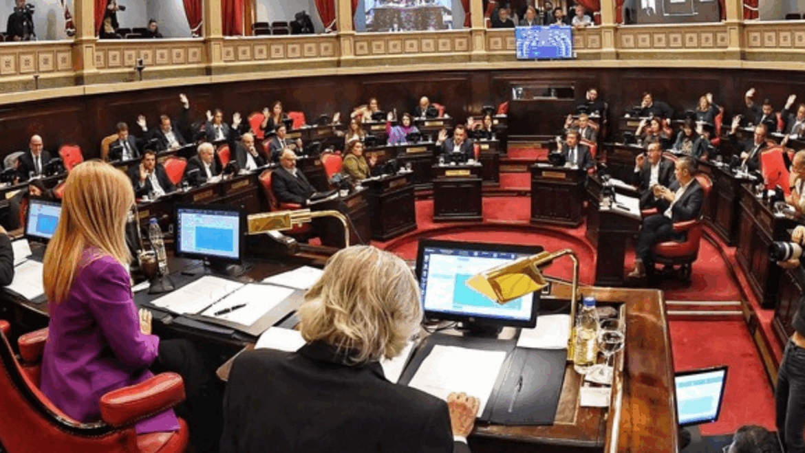 Con el desempate de Magario el Senado bonaerense aprobó la reelección indefinida de legisladores y 93 pliegos judiciales