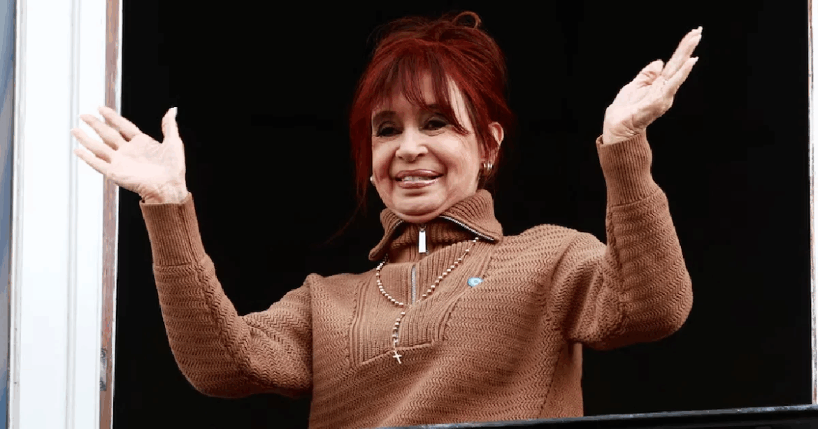 Tras el desalojo Cristina salió nuevamente al balcón a saludar a la militancia que se concentra frente a su casa de Constitución