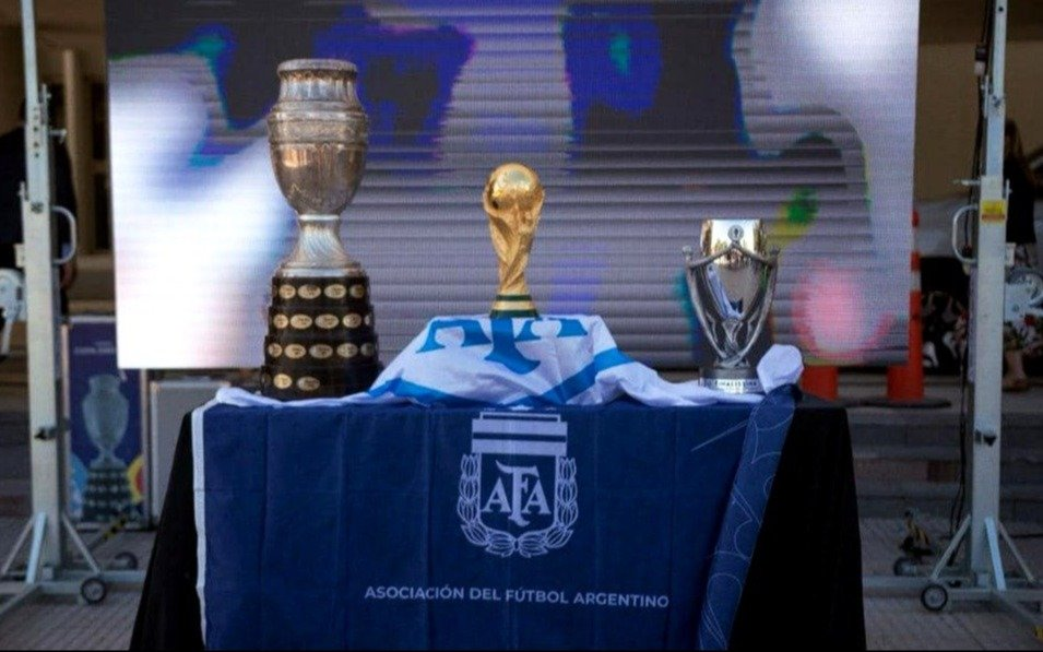 La emoción del fútbol argentino llega a la Muni: vecinos hoy podrán fotografiarse con las copas de la selección