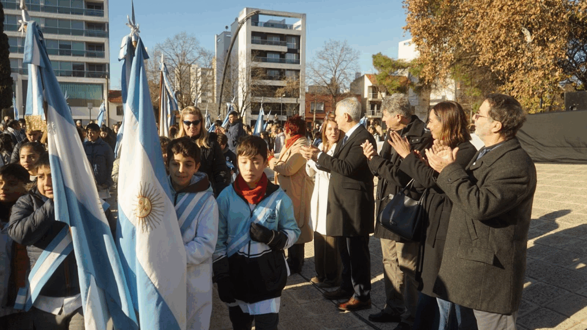 Promesa a la bandera nacional: Alak compartió un emotivo acto con estudiantes y docentes
