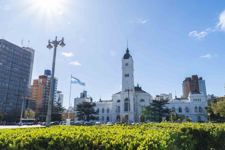 Empleados municipales de La Plata cobrarán el lunes el medio aguinaldo junto a los haberes de junio
