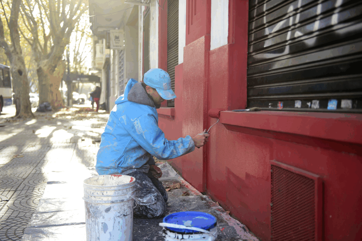 “Ciudad Limpia”: la Municipalidad renovó más fachadas de comercios, frentes de viviendas y mobiliario urbano