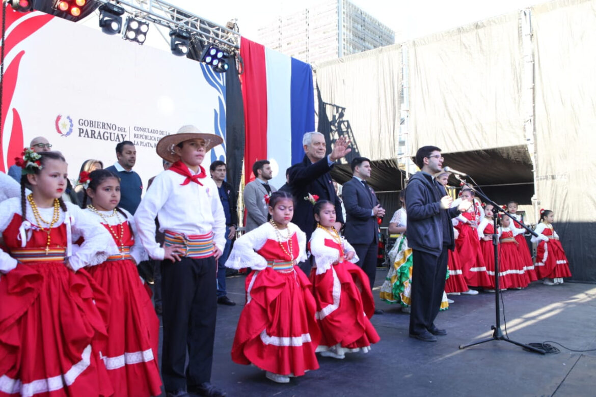 Con la presencia de Alak, la comunidad paraguaya celebró su independencia en Plaza Moreno