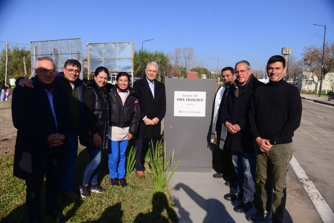 Alak descubrió la placa que denomina “Papa Francisco” a la avenida 520