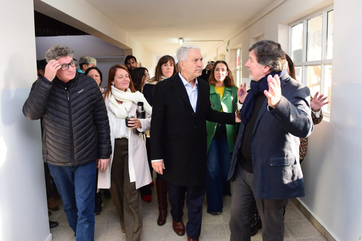 Alak y Sileoni recorrieron una escuela de Los Hornos tras su puesta en valor integral