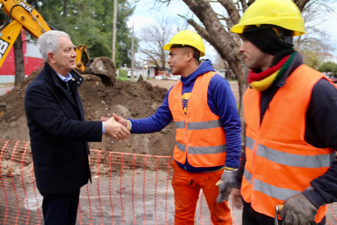 Alak dio comienzo al plan de obras en Ringuelet con nuevo asfalto e hidráulica en una arteria estratégica