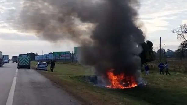 Desgracia en la Ruta 2: impactaron contra una alcantarilla y murieron calcinados