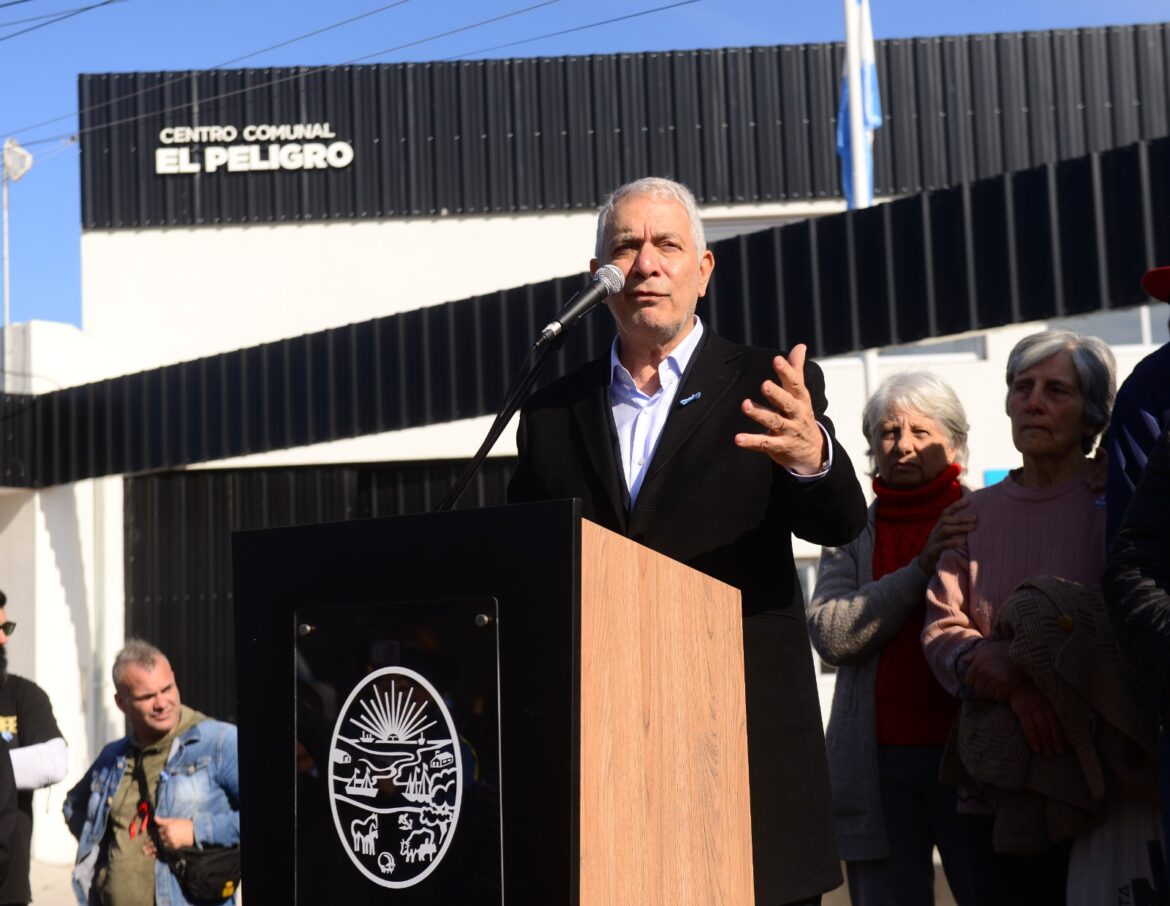 Alak inauguró la nueva delegación de El Peligro, participó del desfile patrio y presentó una obra clave para la zona