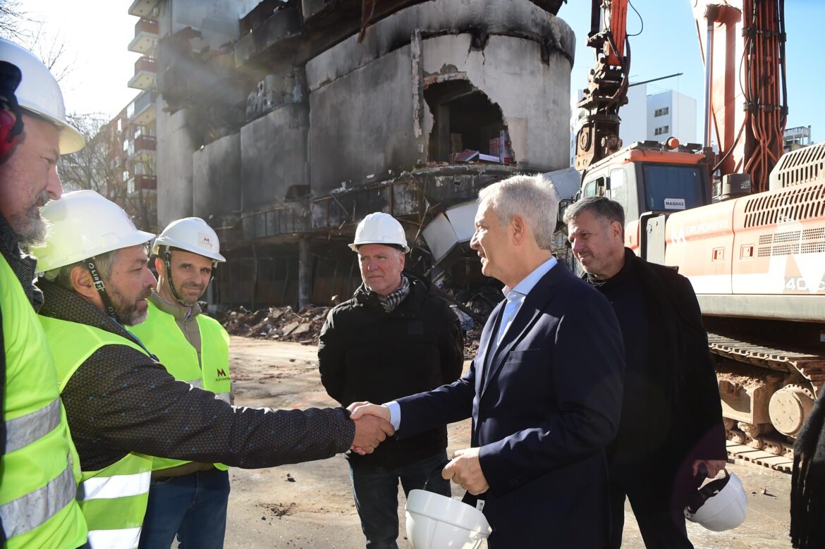 EL MUNICIPIO COMENZÓ LA DEMOLICIÓN DEL EDIFICIO INCENDIADO