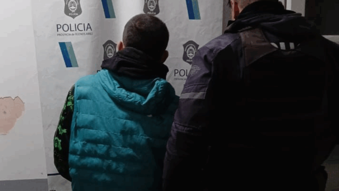 Persecución en Berisso: un motociclista chocó mientras escapaba de la Policía y llevaba cocaína