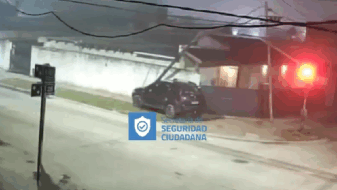 Berisso: un auto chocó contra una columna y el conductor fue hospitalizado
