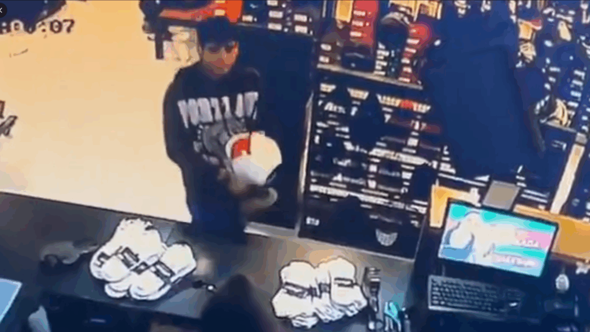 Fue sorprendido robando en un local deportivo y respondió con una patada en la puerta