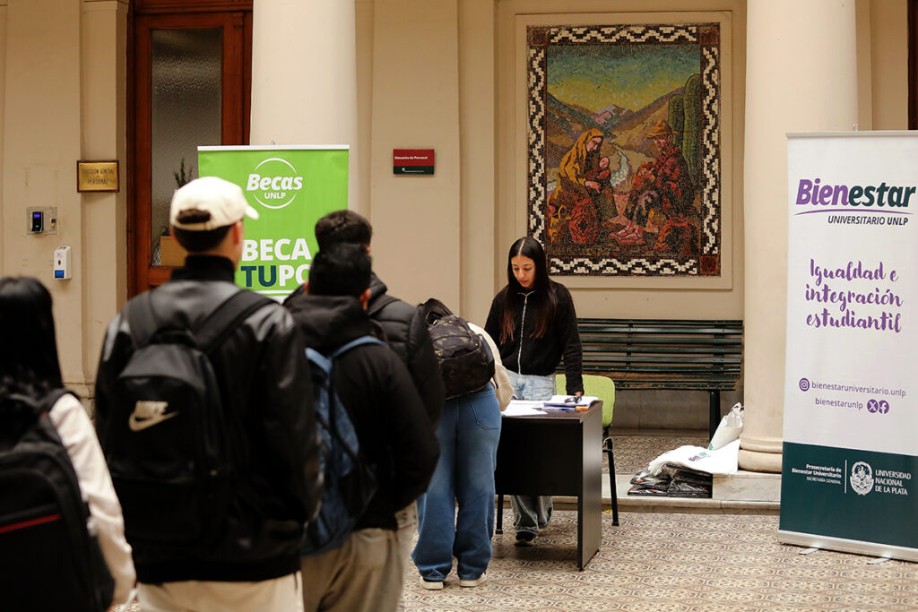 La UNLP realizó una nueva entrega de computadoras a estudiantes de distintas facultades