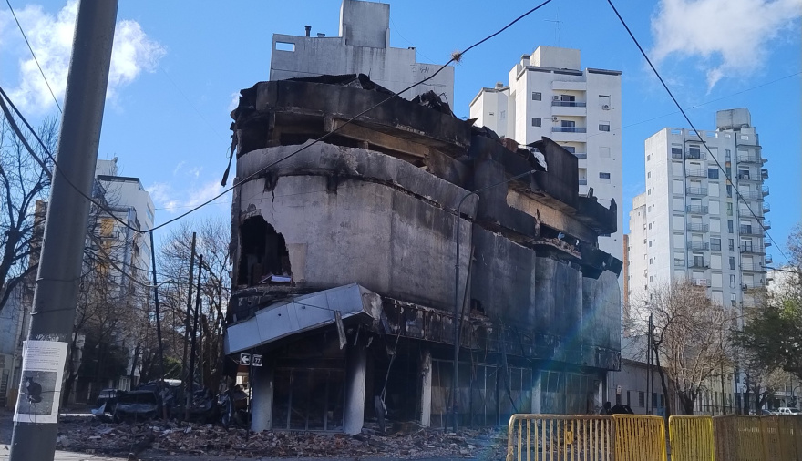 Este lunes demolerán el depósito incendiado y colapsado en diagonal 77 y 48