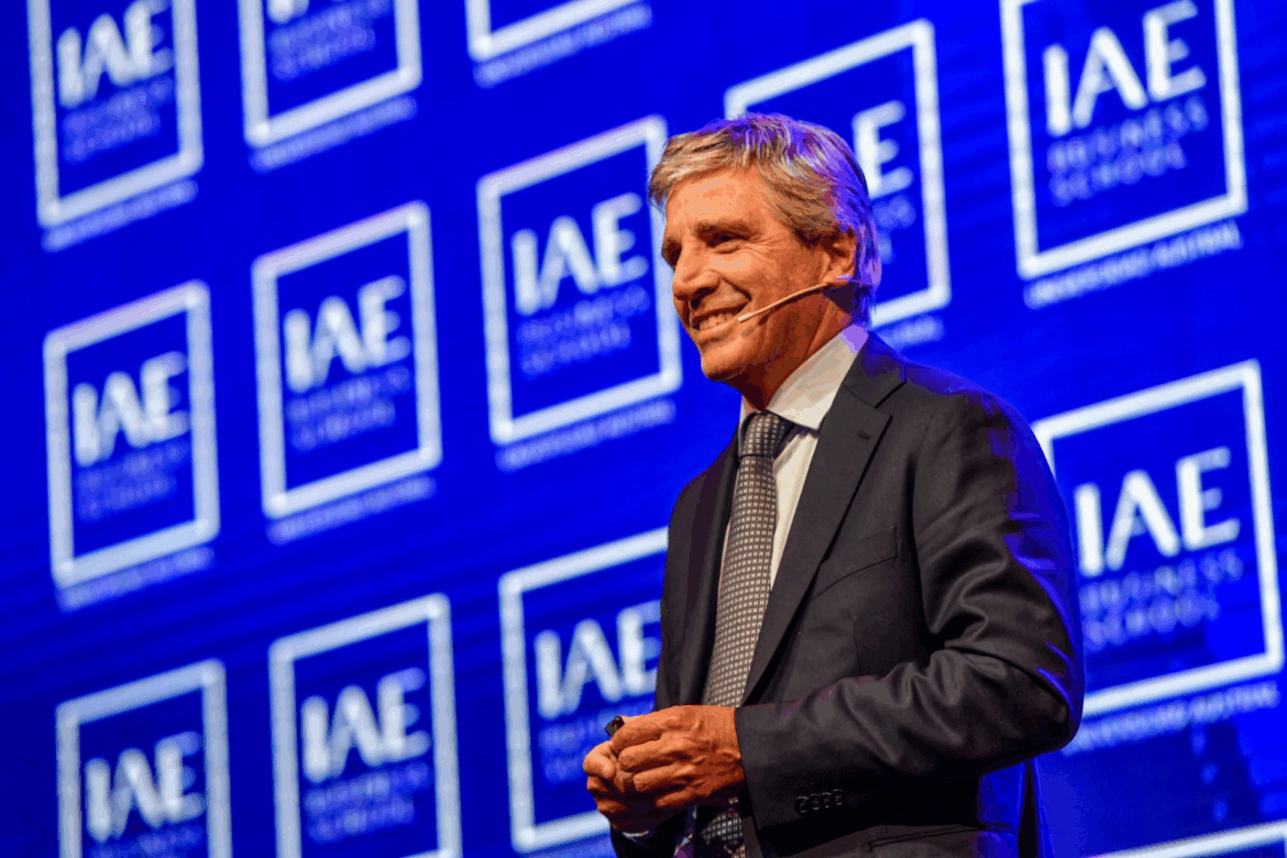 Luis Caputo en el IAE Summit 2025: “Argentina va a ser la estrella de occidente en los próximos años”