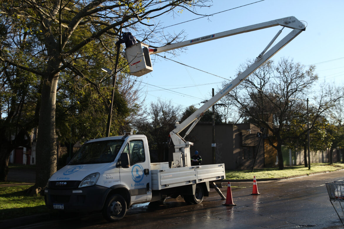 Más trabajos de la Municipalidad para iluminar los barrios de la ciudad