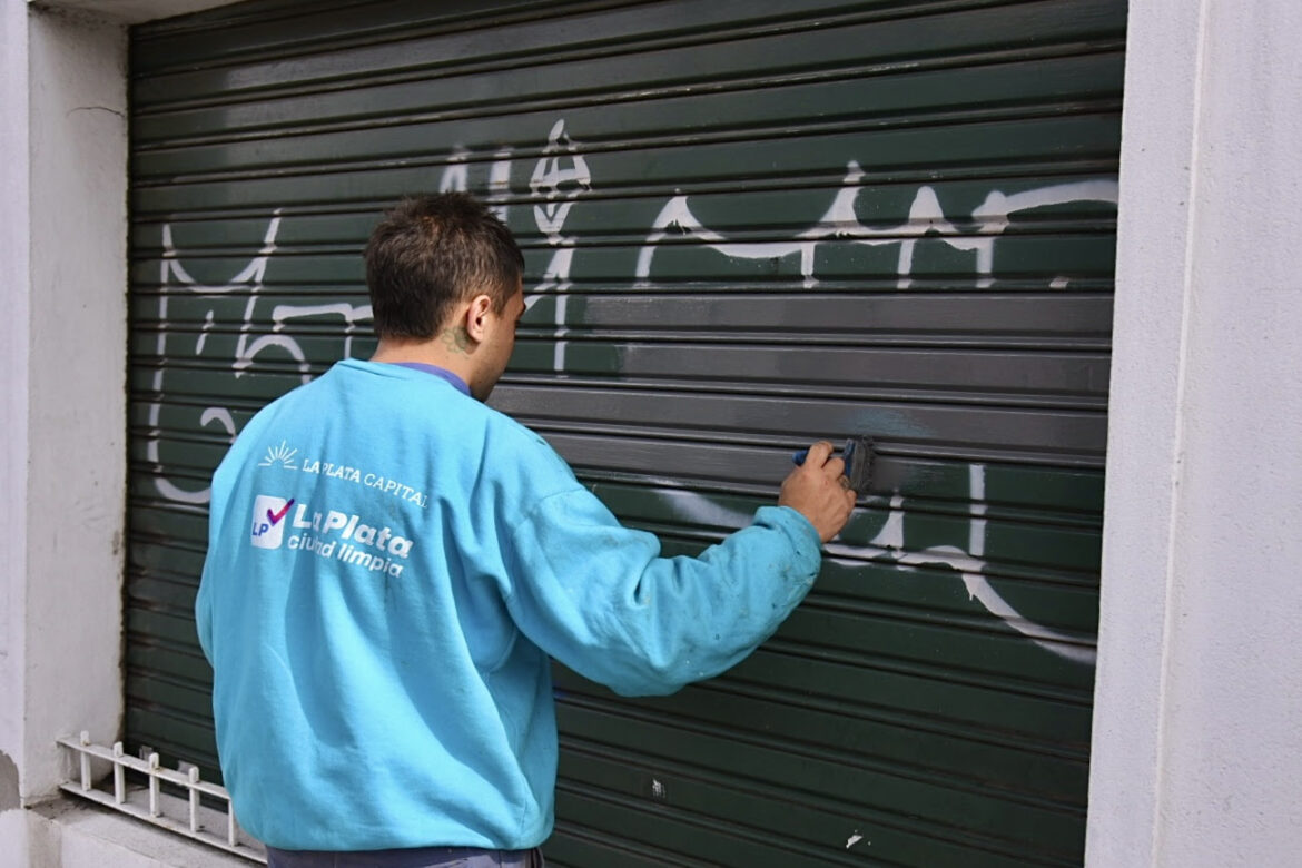 Nuevas intervenciones urbanas mejoran frentes escolares, plazas y mobiliario en la ciudad