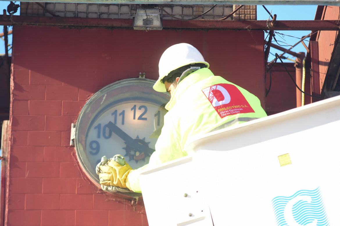 El emblemático reloj de Los Hornos volvió a funcionar tras las obras de la Municipalidad