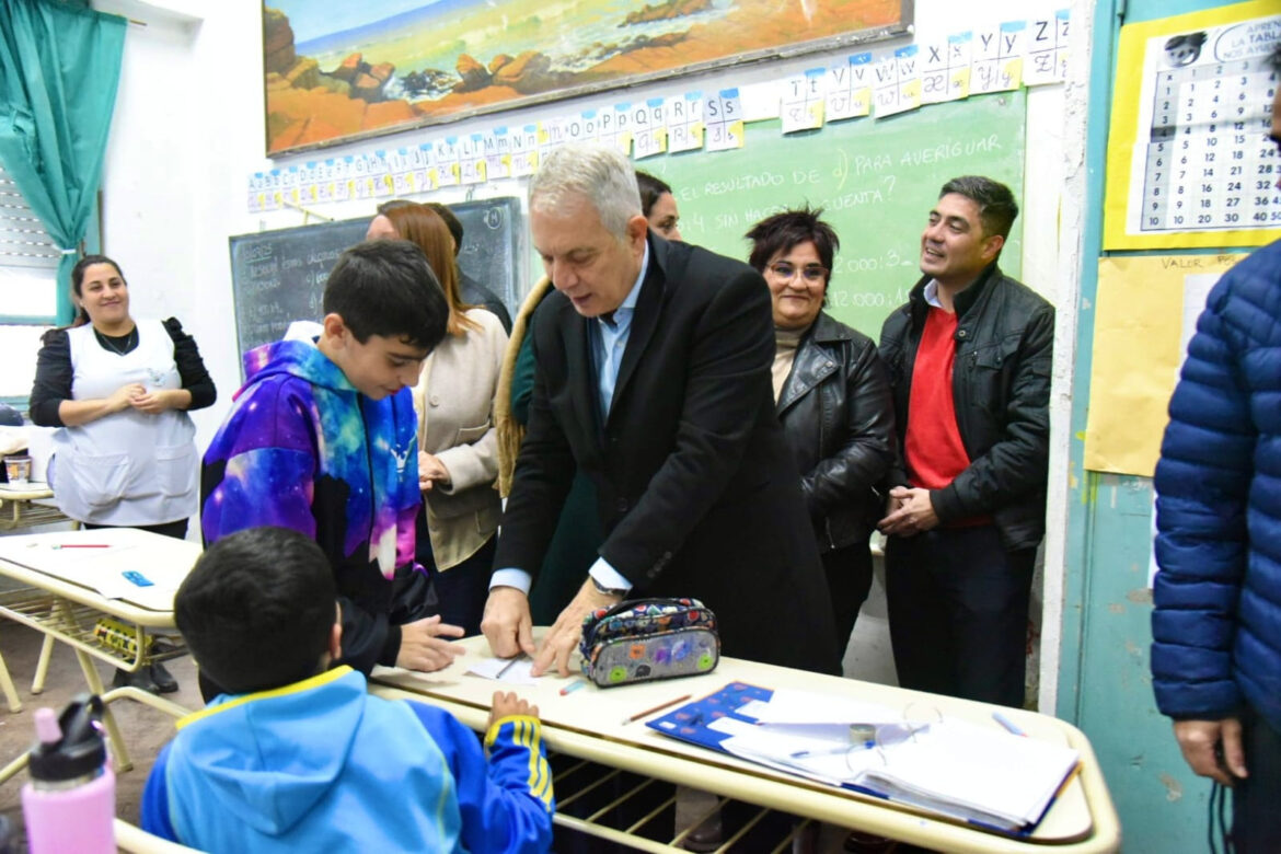 Refuerzan el equipamiento de una escuela centenaria y proyectan nuevas mejoras edilicias
