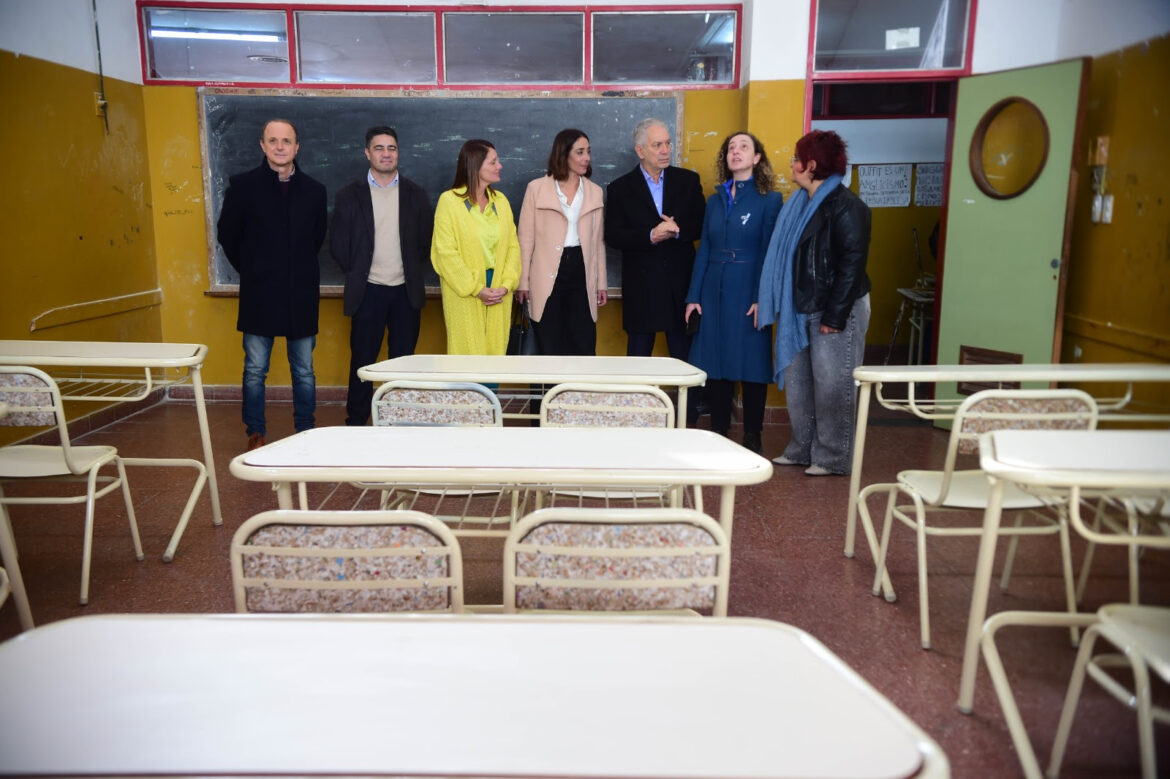 Renuevan el mobiliario en una escuela secundaria con equipamiento producido en la ciudad