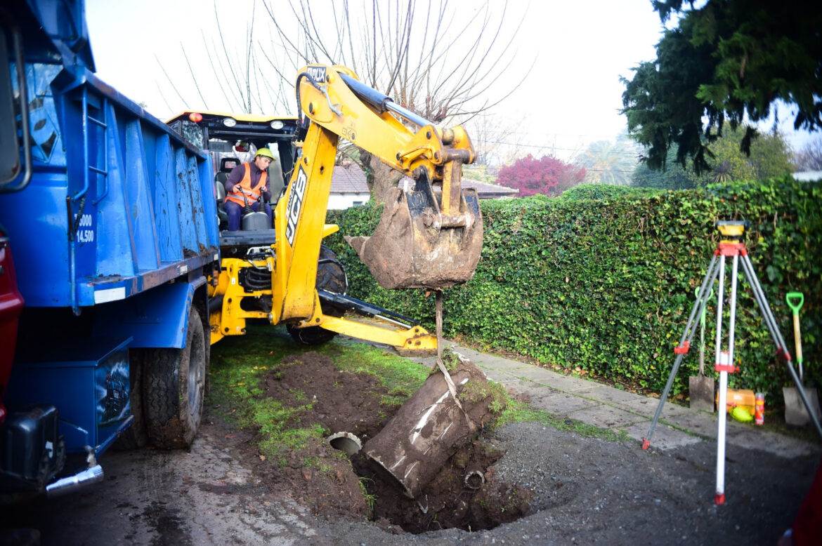 Con la instalación de nuevas cañerías, el Municipio avanza con una obra hidráulica clave en Gonnet