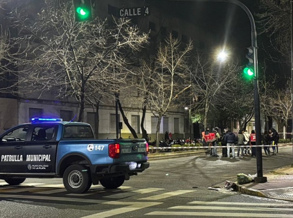 Misterio en La Plata: un repartidor fue hallado sin vida en plena rambla de Avenida 44