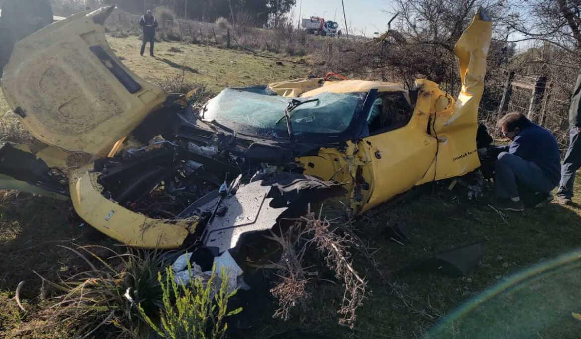 Violento choque de una Ferrari en rotonda de San Vicente: quedó destrozada, conductor ileso