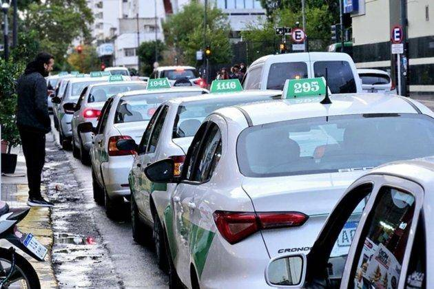 Fuerte caída en los viajes en taxi en La Plata: bajaron más del 23% y crece la preocupación en el sector