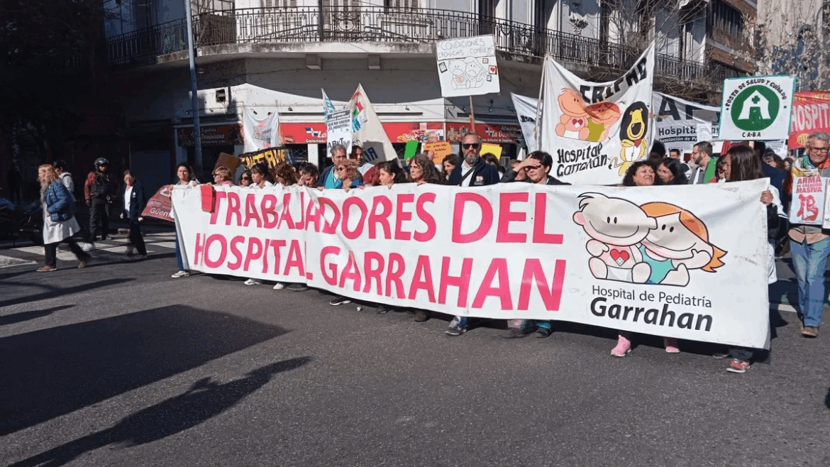 Multitudinaria marcha en apoyo al Garrahan: denuncian sueldos por debajo de la línea de pobreza