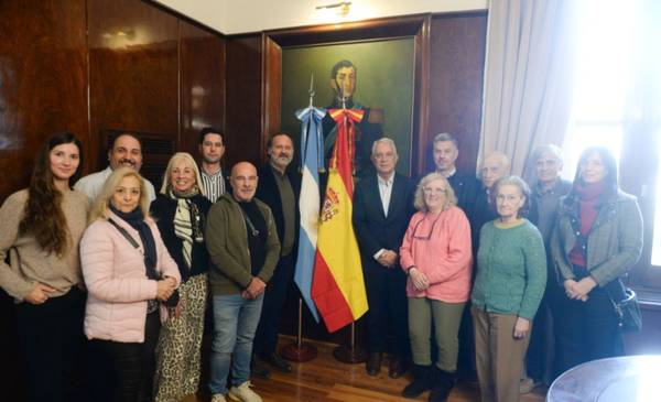 Alak y la comunidad española anunciaron la reconstrucción de la Plaza España