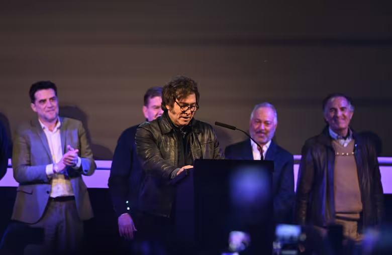 En un Atenas repleto, Milei disparó: “El kirchnerismo es peor que el narcotráfico”