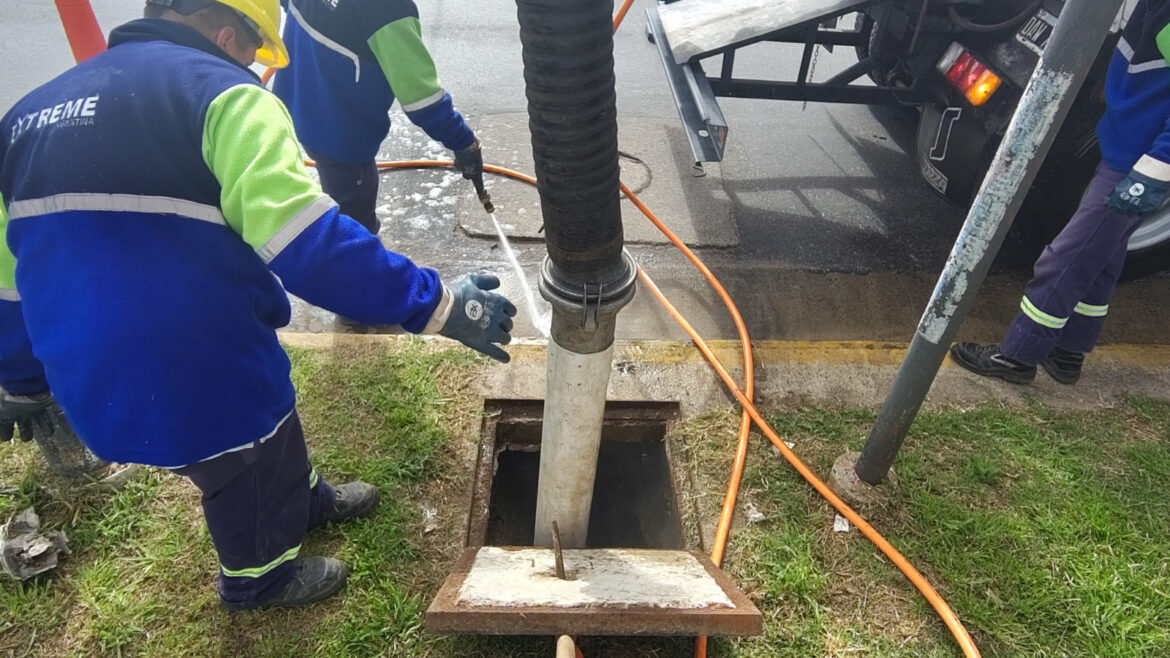 La Municipalidad refuerza la prevención por lluvias con el despliegue de camiones vactor, cuadrillas y barrido