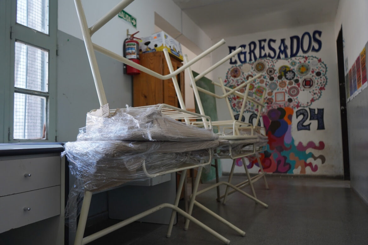 El Municipio entregó nuevo mobiliario para una escuela secundaria de San Carlos