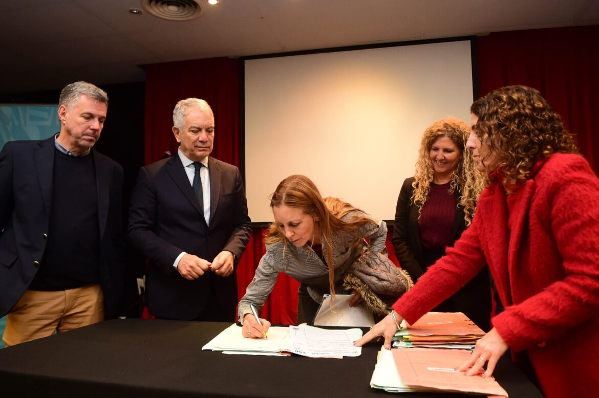 Histórico: Junto a Alak, empresas locales firmaron las escrituras del Parque Industrial II