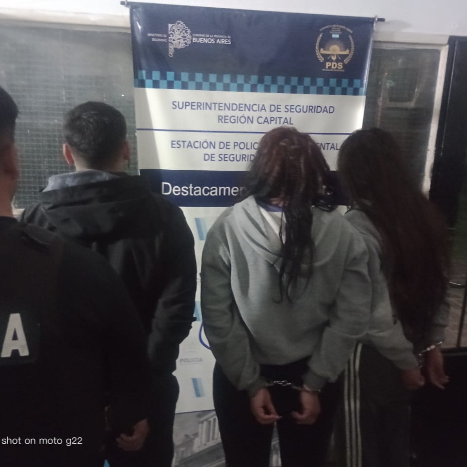 Villa Elvira: detienen a tres personas y secuestran drogas, dinero y una balanza en un operativo policial