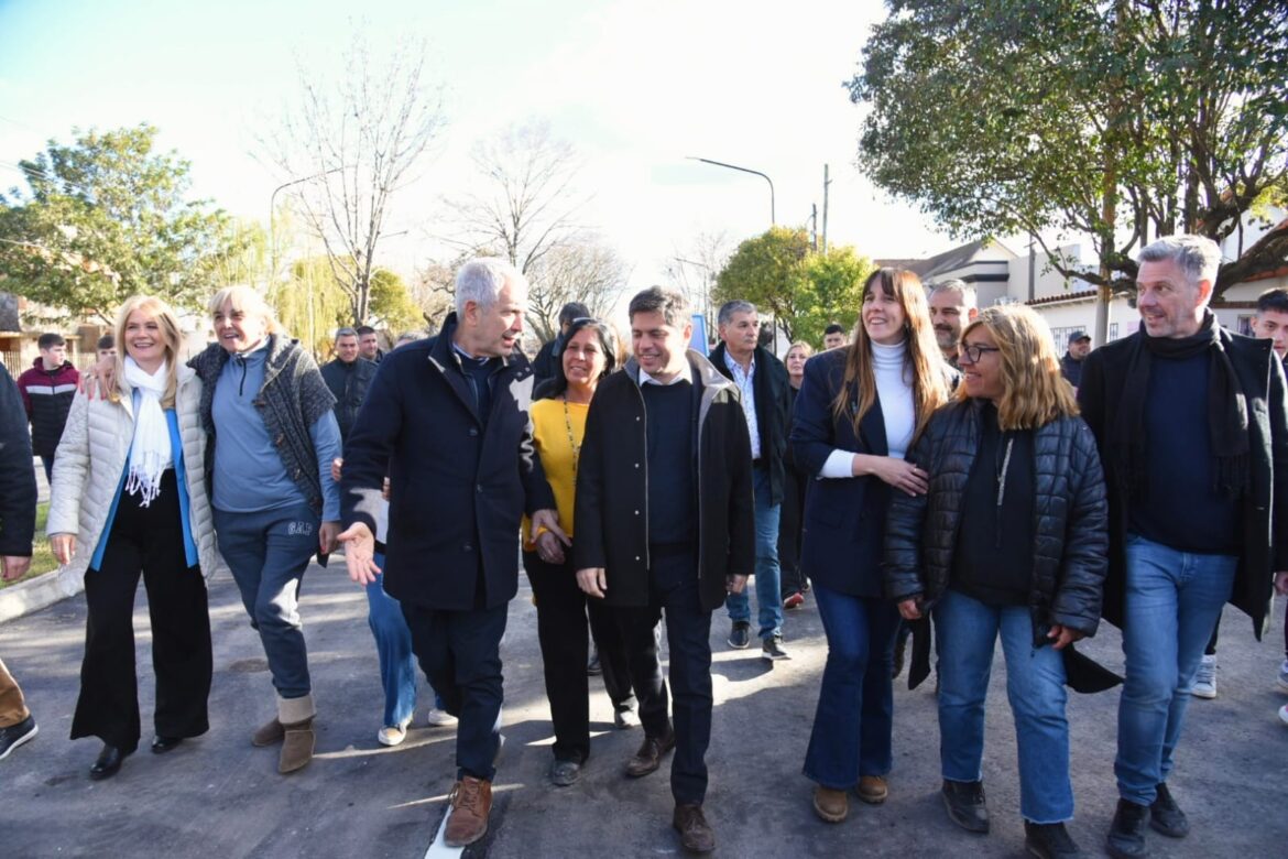 Kicillof y Alak recorrieron Los Hornos y charlaron con vecinos en la última jornada de campaña
