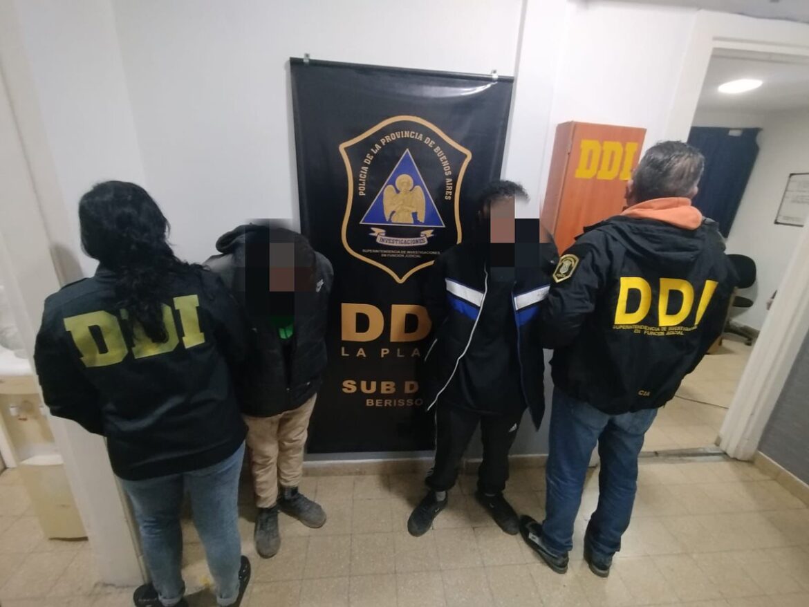 Dos detenidos y una mujer policía identificada por un robo en una distribuidora