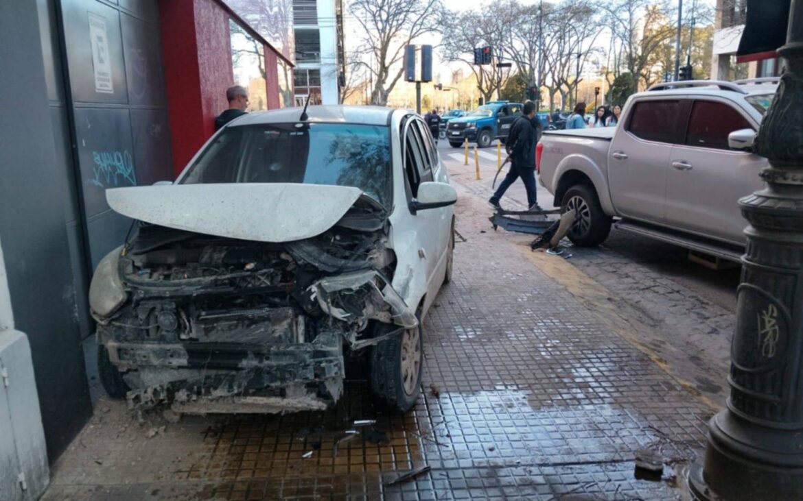 Impactante accidente en pleno centro de La Plata: un auto terminó sobre la vereda