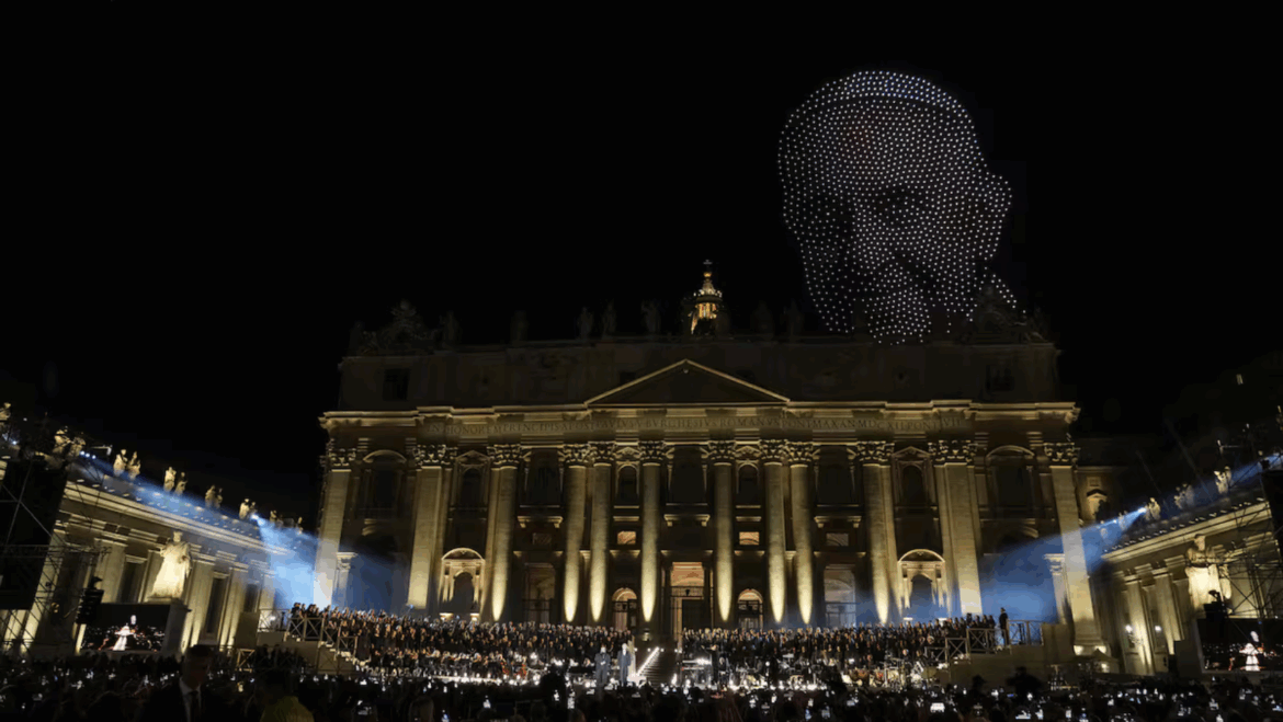 Vaticano: un show de drones iluminó el cielo con la imagen del Papa Francisco