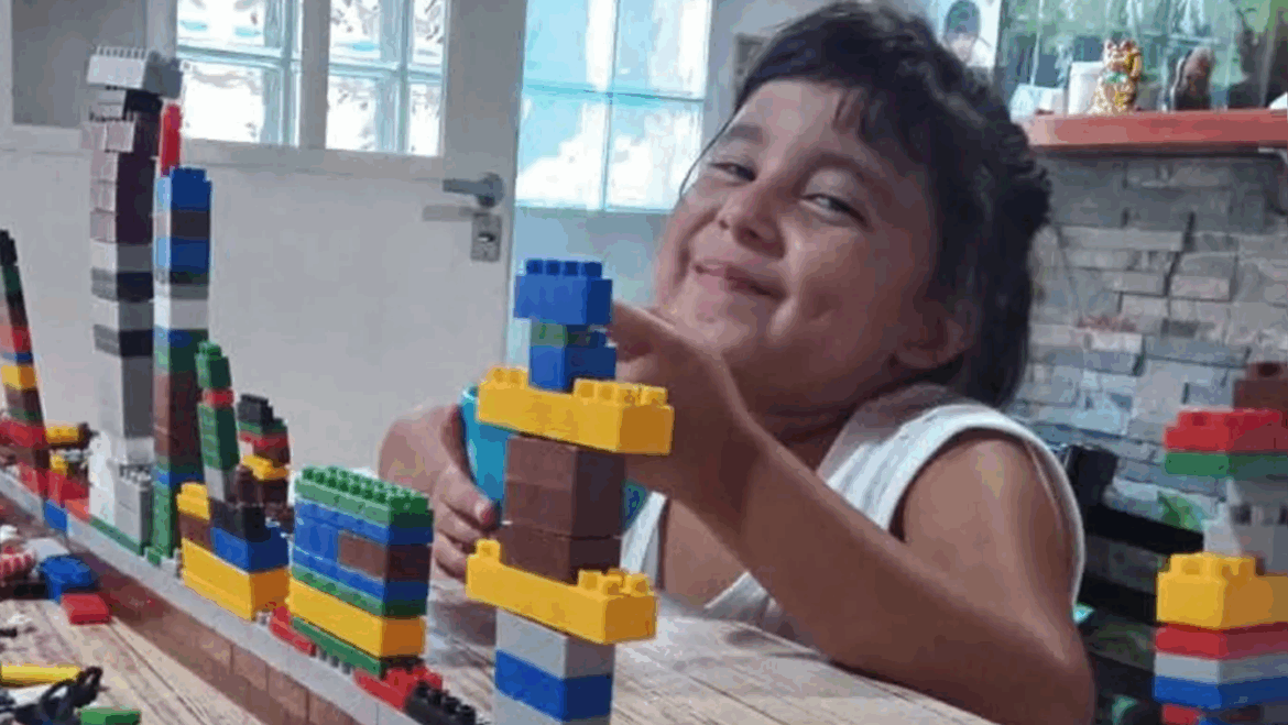 Una nena de La Plata lucha contra un tumor raro y su familia pide ayuda para acceder a un tratamiento vital