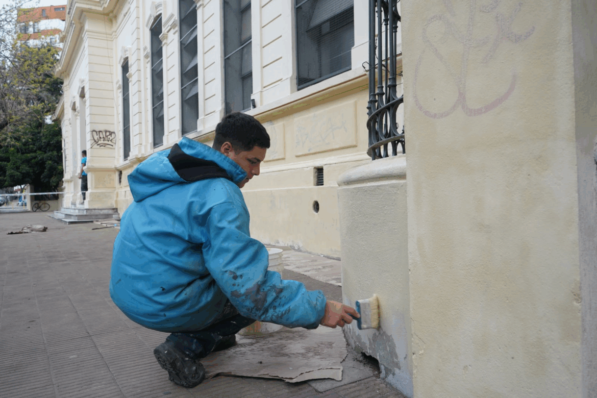 Ciudad Limpia”: el Municipio concretó mejoras en la Escuela Normal 2, el Parque Saavedra y diagonal 74