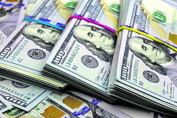 Tras la derrota de La Libertad Avanza, el dólar pegó un salto y ya se vende a $1460 en los bancos