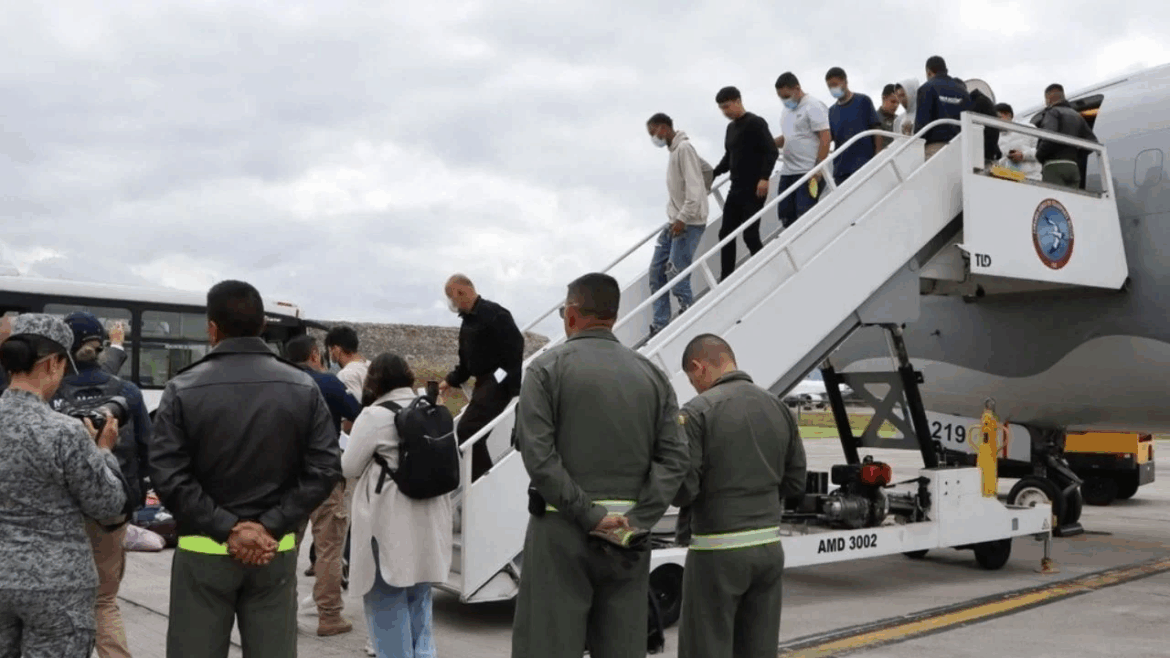 Llega a Ezeiza el primer avión con argentinos deportados desde Estados Unidos
