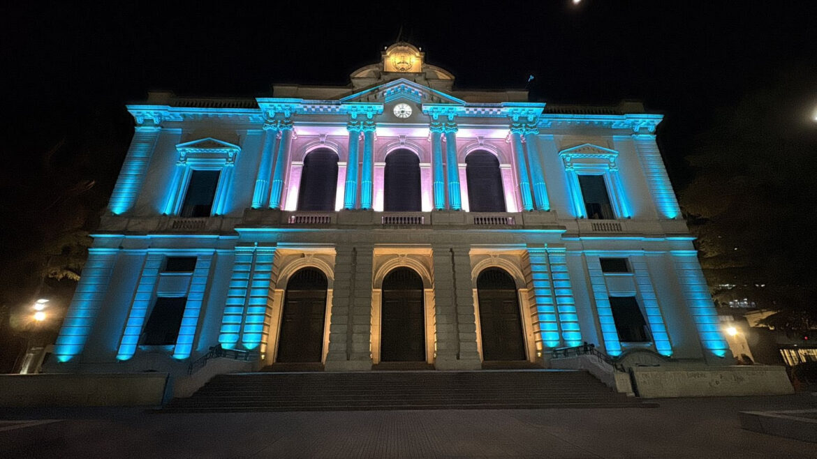 La Casa Matriz del Banco Provincia luce iluminada y realza el centro histórico de La Plata