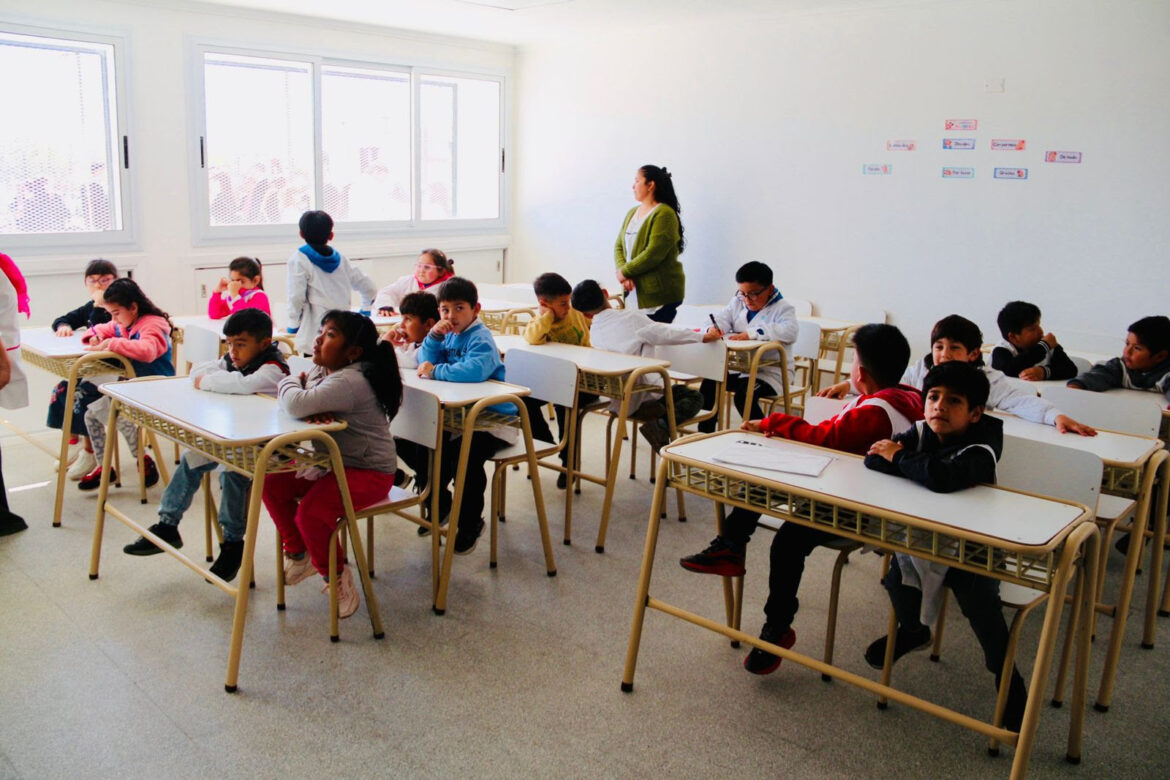 Alak y Kicillof inauguraron una escuela en Olmos y lanzaron un programa de salud para estudiantes