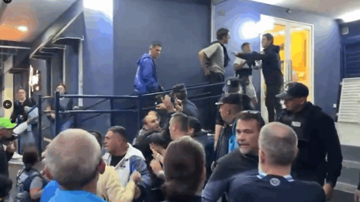 Tensión en la sede de Gimnasia: hinchas protestaron contra la dirigencia tras la derrota en el clásico